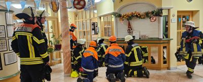 Feuerwehrleute vorm Empfang, Übung
